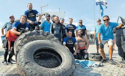 A dozen divers clean the bottom of the port of Colònia de Sant Jordi.